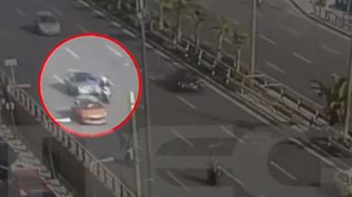 Σοβαρό τροχαίο για πασίγνωστο ηθοποιό - Τον χτύπησε αυτοκίνητο στη Συγγρού - Παρασύρθηκε για μέτρα η μοτοσικλέτα του [βίντεο]