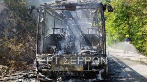 Σέρρες: Κάηκε ολοσχερώς τουριστικό λεωφορείο [εικόνες]