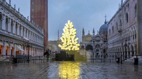 Χωρίς κόσμο η φωταγώγηση της Βενετίας - Στολισμένη αλλά έρημη η πλατεία του Αγίου Μάρκου