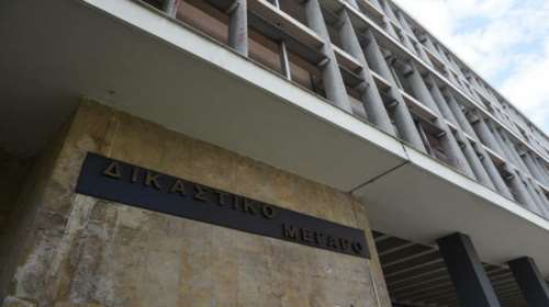 Θεσσαλονίκη: Αθωώθηκε η μητέρα που άφησε τα τρία μικρά παιδιά της σε αυτοκίνητο για να πάει να ψωνίσει