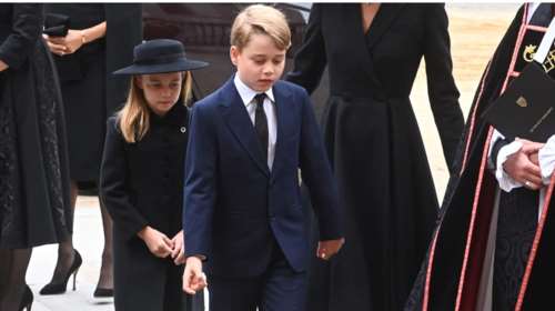 Πρόβα τζενεράλε: Σοβαρή και μετρημένη η πριγκίπισσα Σάρλοτ στην πρόβα για την τελετή στέψης του παππού της