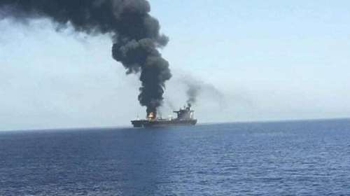 Έκρηξη σε τάνκερ που μετέφερε υγροποιημένο φυσικό αέριο: Έπλεε στα ανοιχτά της Υεμένης - Πληροφορίες ότι επλήγη από βλήμα