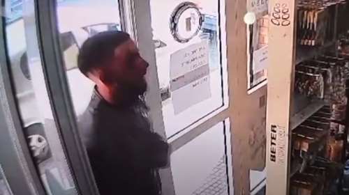 Αγριος καβγάς με μαχαιρώματα στην Αθήνα: Η στιγμή που αιμόφυρτος Αλγερινός ζητά βοήθεια σε φαρμακείο [βίντεο]