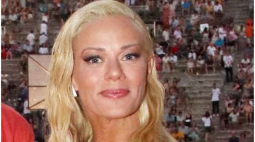 Ζέτα Μακρυπούλια: Εντυπωσιακή με wet look και ασπρόμαυρο φόρεμα στην Επίδαυρο