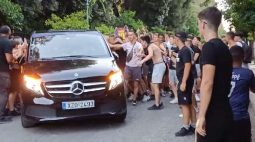 Απίστευτες εικόνες έξω από το Μαξίμου - Ορδές νεαρών καταδίωξαν διάσημο ΥοuTuber [βίντεο]