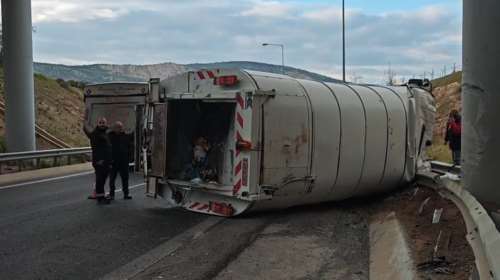 Τροχαίο με εκτροπή απορριμματοφόρου στην Περιφερειακή Αιγάλεω – Εγκλωβίστηκε ο οδηγός