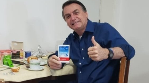 Βραζιλία: Αρνητικός στον κορονοϊό ο πρόεδρος Μπολσονάρου - Το γιορτάζει κρατώντας ένα κουτί υδροξυχλωροκίνης