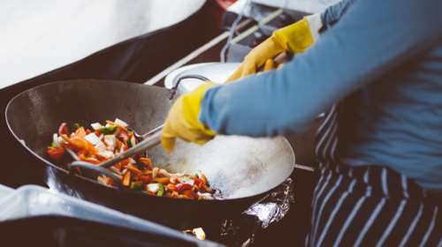 Κρήτη: Πρωτοφανής καταγγελία για ξυλοδαρμό μάγειρα από τον εργοδότη του