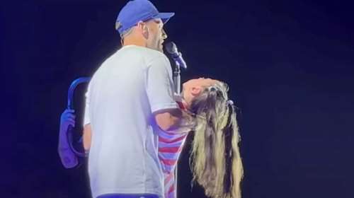 Κωνσταντίνος Αργυρός: πήρε αγκαλιά 9χρονο κορίτσι με μυϊκή δυστροφία - Της τραγούδησε το "Παιδί γενναίο" [Βίντεο]