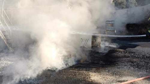 Αγρίνιο: Μεγάλη φωτιά και εκρήξεις σε εργοτάξιο πίσσας - Ενας νεκρός και ένας αγνοούμενος [εικόνες - βίντεο]