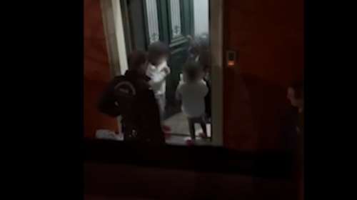 Αστυνομικοί κάνουν έκπληξη σε ένα μικρό κορίτσι για τα γενέθλιά του - Η συγκινητική στιγμή σε νησί του Ιονίου [βίντεο]