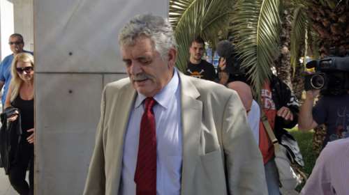 Τάκης Μιχαλόλιας: Ο αδερφός και συνήγορος του Μιχαλολιάκου που είπε &quot;ξυπόλητους&quot; τους χιλιάδες πολίτες έξω από το εφετείο