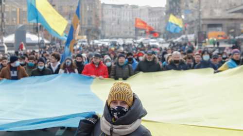 Κορυφώνεται η αγωνία στην Ουκρανία: Χιλιάδες πολίτες στους δρόμους του Κιέβου ενώ ηχούν τύμπανα πολέμου