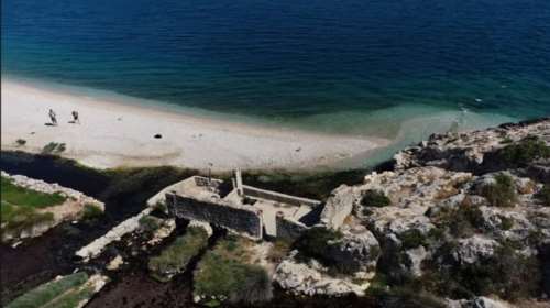 Αλμυρή Κορινθίας: Η παραλία με τη φυσική νεροτσουλήθρα και τα υπέροχα νερά - Βίντεο drone