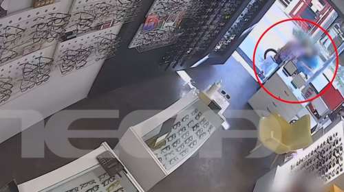 Λαμία: Η στιγμή που ζευγάρι υπεράνω υποψίας κλέβει κατάστημα οπτικών [βίντεο]