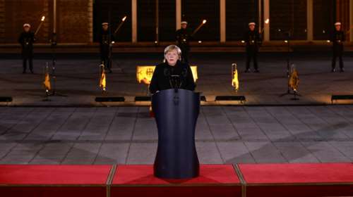 Άνγκελα Μέρκελ: Με παιάνες και αναμμένους πυρσούς αποχαιρέτησε την Καγκελαρία μετά από 16 χρόνια [Εικόνες - Βίντεο]