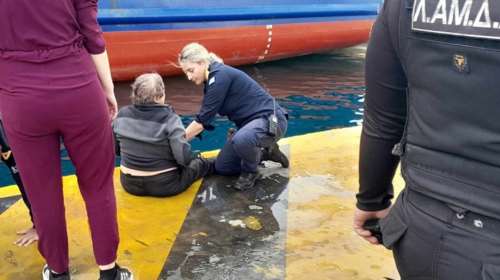 Πειραιάς: Γυναίκα έπεσε στη θάλασσα λίγο πριν τον απόπλου του πλοίου Blue Star Naxos [Βίντεο]