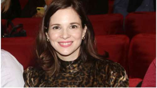 Ευγενία Δημητροπούλου: Λαμπερή με animal print στο θέατρο μαζί με τον σύζυγό της