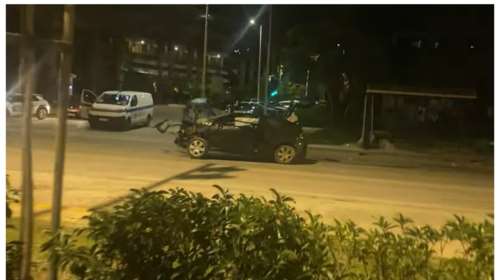 Σοκαριστικό τροχαίο στην παραλιακή: ΙΧ ισοπέδωσε στάση – Εκτοξεύτηκε φλεγόμενη η μηχανή του [εικόνες - βίντεο]