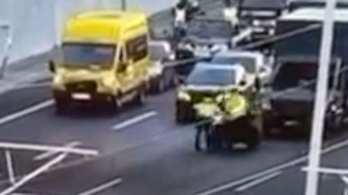 Αναβάτης παρέσυρε τροχονόμο στην Αττική Οδό - Προσπάθησε να φύγει από το μπλόκο [βίντεο]