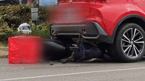 Σοκαριστικό τροχαίο στο κέντρο της Αθήνας: Μηχανάκι καρφώθηκε κάτω από αυτοκίνητο