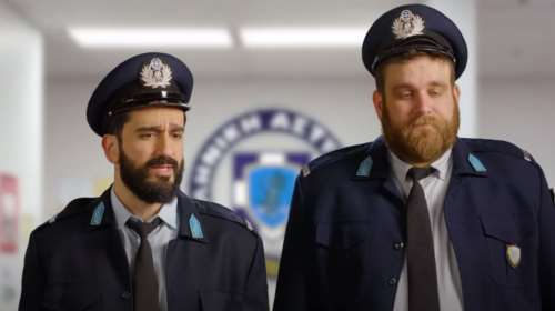 Διονύσης Ατζαράκης: Το νέο βίντεο για τις γυναικοκτονίες - &quot;Αν μια γυναίκα έρθει στο Τμήμα, της λέμε να πάρει την Αστυνομία&quot;