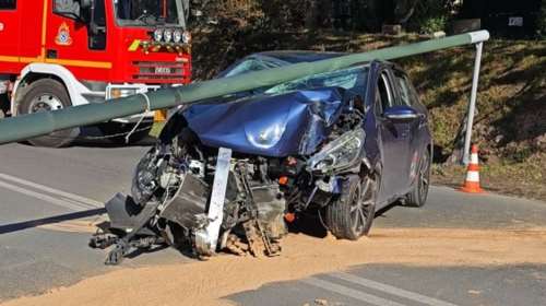 Τροχαίο στην Εκάλη: Επεσε με το αμάξι του πάνω σε κολόνα ηλεκτροφωτισμού - Διακοπή κυκλοφορίας στην οδό Θησέως [βίντεο]