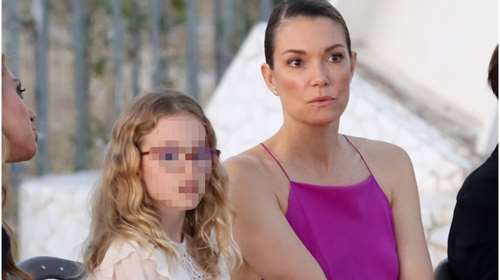 Βίκυ Καγιά - Μπιάνκα Κρασσά: Στιλάτες μαμά και κόρη στην πρώτη σειρά επίδειξης μόδας [Εικόνες]