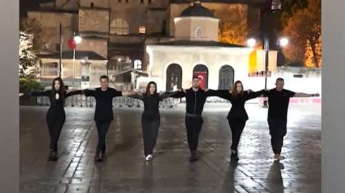 Έλληνες χόρεψαν χασάπικο μπροστά στην Αγία Σοφία - Αντιδράσεις στην Τουρκία