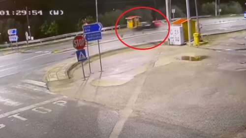 Τροχαίο στην Αμφιλοχία: Βίντεο ντοκουμέντο - Οδηγός ΙΧ χάνει τον έλεγχο του και παρασέρνει ό,τι βρίσκει μπροστά του