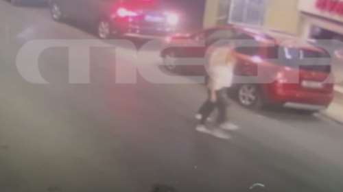 Απόστολος Λύτρας: Η στιγμή που μπαίνει με τη Σοφία Πολυζωγοπούλου στο νοσοκομείο - Την κρατάει από το χέρι [βίντεο]