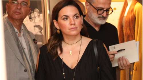 Όλγα Κεφαλογιάννη: Με αέρινη μάξι τουνίκ στην Επίδαυρο - Με cut outs στα μανίκια και καλοκαιρινό styling