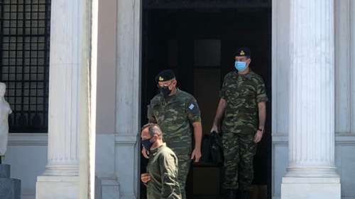 Με στολή παραλλαγής ο αρχηγός ΓΕΕΘΑ στο ΚΥΣΕΑ: &quot;Όλα θα πάνε καλά&quot;