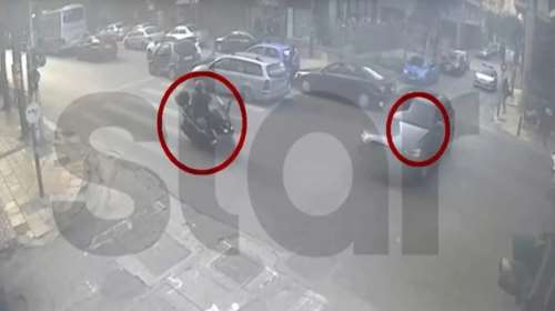 Τροχαίο σοκ στο κέντρο της Αθήνας: Η στιγμή που αυτοκίνητο περνάει με κόκκινο και παρασύρει γυναίκα οδηγό μηχανής [βίντεο]