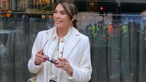 Τατιάνα Στεφανίδου: Ο ιδανικός τρόπος που φόρεσε την πλισέ φούστα - Με μαρινιέρα και κόκκινες γόβες