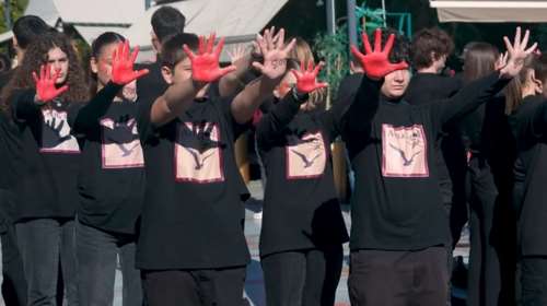 &quot;Τακούνια για καρφιά&quot; - Το συγκλονιστικό μήνυμα μαθητριών και μαθητών της Λαμίας κατά της έμφυλης βίας [βίντεο]