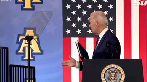 ΗΠΑ - Νέα προεδρική γκάφα ή οφθαλμαπάτη;- Ο Τζο Μπάιντεν έκανε χειραψία με... αόρατο συνομιλητή [βίντεο]