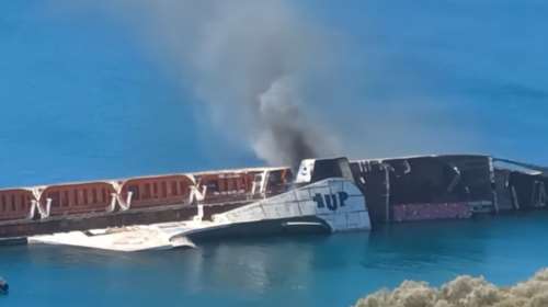 Ελευσίνα: Ξέσπασε φωτιά σε ναυαγισμένο πλοίο [βίντεο]