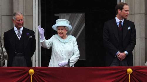 &quot;Η Βασίλισσα Ελισάβετ πρέπει να παραιτηθεί&quot;: Αμετακίνητη η μονάρχης, πιέζει ο χρόνος