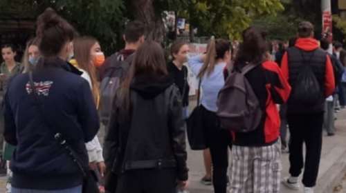 ΑΠΘ - Τριτοκοσμικές εικόνες: Ουρές φοιτητών και αναμονή δύο ωρών για μια μερίδα φαγητού στη Λέσχη