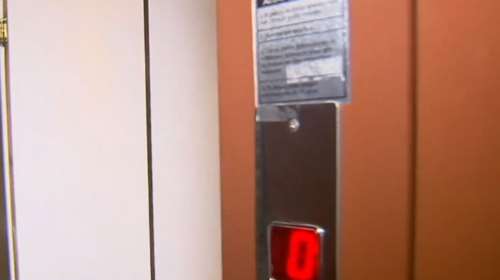 Λάρισα: &quot;Δεν φοβήθηκα, περίμενα την κατάλληλη στιγμή&quot; λέει ο ένοικος που εγκλώβισε τους διαρρήκτες στο ασανσέρ [Βίντεο]