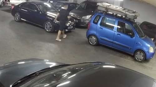 Πώς έκλεβε πανάκριβα αυτοκίνητα από χώρους στάθμευσης, παραπλανώντας τους υπαλλήλους [βίντεο]