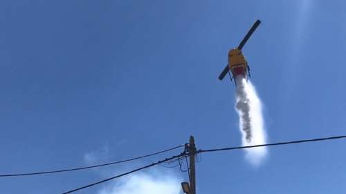 Φωτιά σε οικοδομή στην Κηφισιά - Ρίψεις νερού από ελικόπτερο [βίντεο]