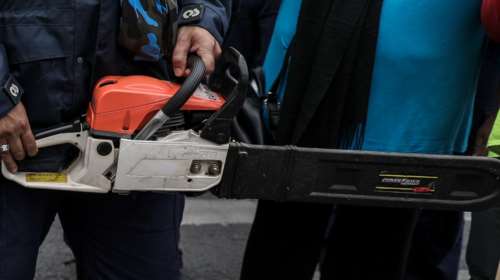 Γαλλία: Γυναίκα αυτοκτόνησε, κόβοντας τον λαιμό της με αλυσοπρίονο - Μπροστά στα μάτια πολιτών σε εμπορικό κέντρο