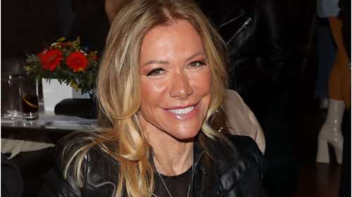 Μαριάννα Λάτση: Η σπάνια εμφάνιση με ιδιαίτερο τοπ με βελούδο και σιθρού και αμάνικο δερμάτινο τζάκετ