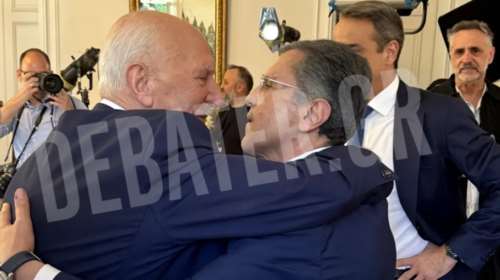 Η αναπάντεχη συνάντηση Παπαδάκη - Αυτιά στο Μέγαρο Μαξίμου και η θερμή αγκαλιά: &quot;Σου οφείλω το ευ ζην&quot; [βίντεο]