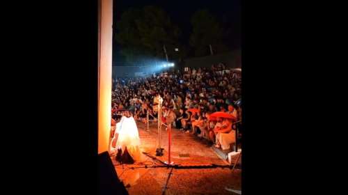 Βασίλης Χαραλαμπόπουλος: Γεμάτο το θέατρο στον Βόλο παρά την έντονη βροχή - Η συγκίνηση του ηθοποιού [Βίντεο]