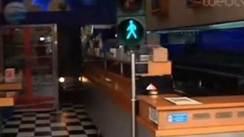 Επικό: Ιδιοκτήτης σουβλατζίδικου στη Θεσσαλονίκη έβαλε... φανάρι για την τήρηση αποστάσεων [βίντεο]