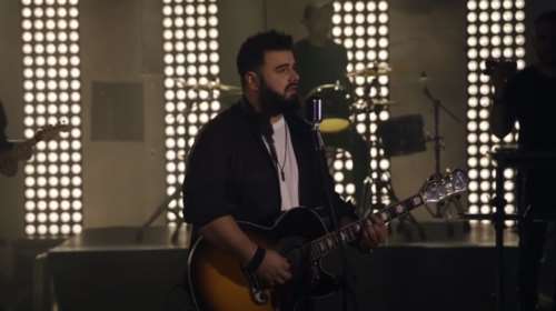 Ηλίας Καμπακάκης: Η σύντροφος του τραγουδιστή καταγγέλλει ξυλοδαρμό – &quot;Ήμουν έγκυος και με χτύπησε πάρα πολύ&quot; [Βίντεο]