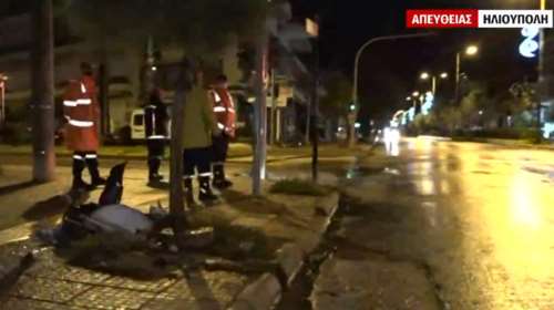 Σοβαρό τροχαίο στην Ηλιούπολη:  Αυτοκίνητο &quot;καρφώθηκε&quot; σε κολώνα